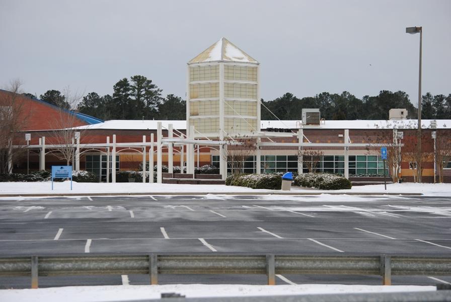 Snow begins to accumulate in the Starrs Mill parking lot.