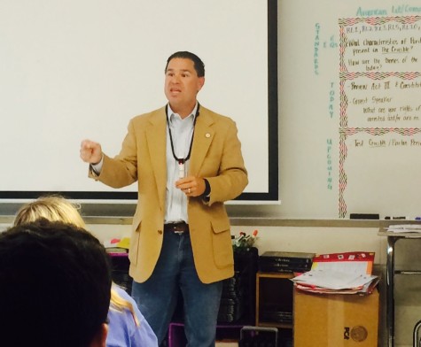 Judge Jason Thompson discusses a modern day court case to Whitney Shoemaker’s junior English class and describes his responsibilities as a judge. Since 2006, Thompson served as a judge, starting off as a municipal court judge in Peachtree City before being elected as state court judge of Fayette County.