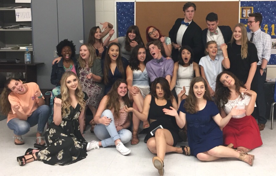 The+entire+Advanced+Drama+II+class+takes+a+picture+on+the+seniors%E2%80%99+last+day+of+high+school%2C+May+18%2C+to+capture+the+friendships+formed+and+broadened+love+for+acting+from+the+year.+For+many+underclassmen%2C+the+day+was+full+of+tears+as+seniors+comforted+their+younger+friends+and+shed+a+few+tears+of+their+own.+
