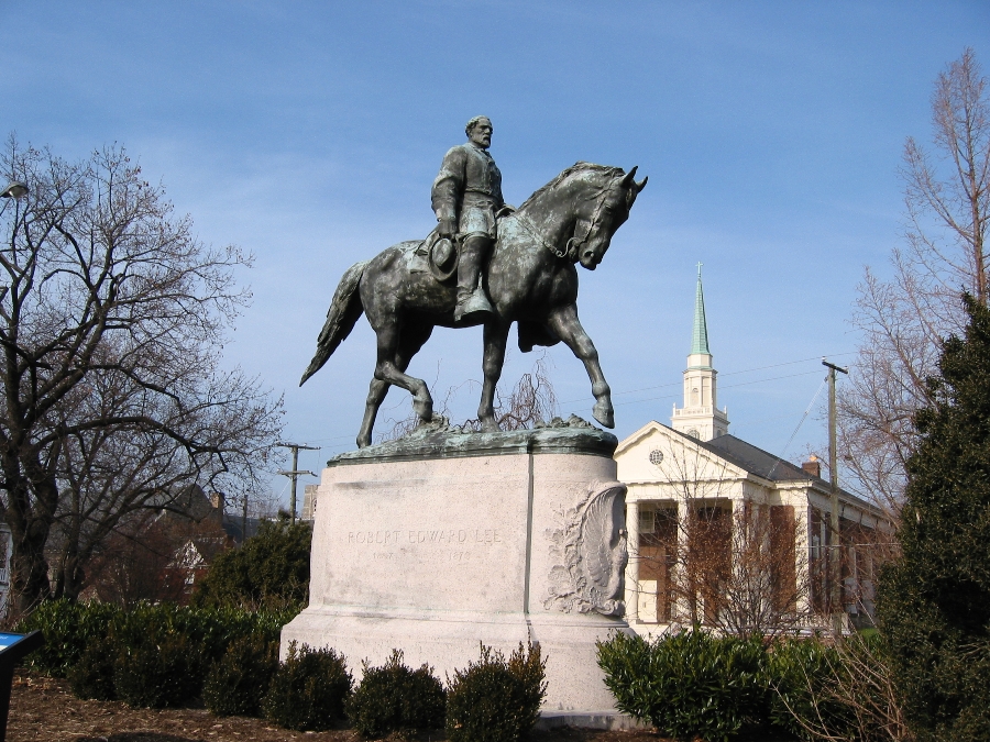 A+statue+of+Robert+E+Lee+stands+in+Charlottesville%2C+Va.+The+reactions+from+Democrats+toward+President+Trump%E2%80%99s+comments+show+their+inability+to+put+country+over+party%2C+and+demonstrate+their+own+hypocrisy.+