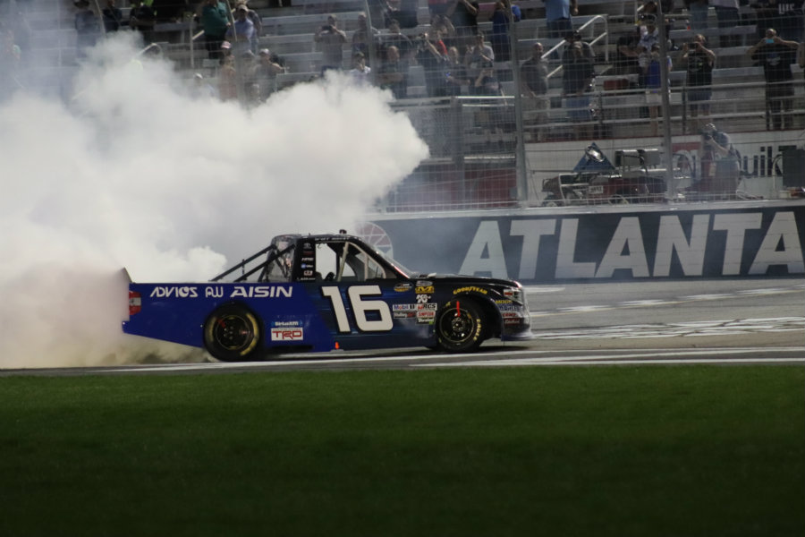 Busch loses late-race lead to pit stop mishap