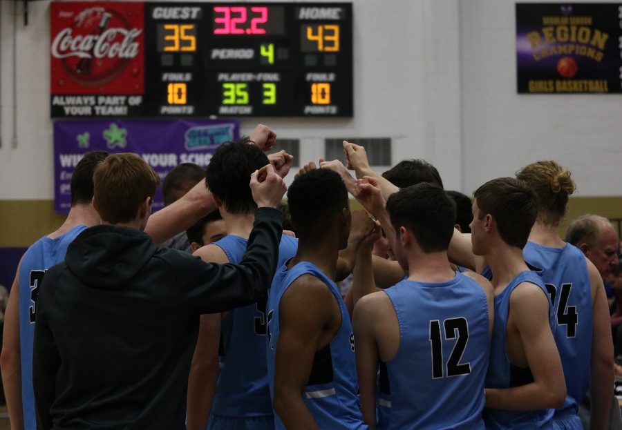 The+team+huddles+up+during+a+timeout+against+Hiram.+The+Panthers+fell+to+the+Hiram+in+Hornets+in+the+first+Elite+8+game+in+school+history.