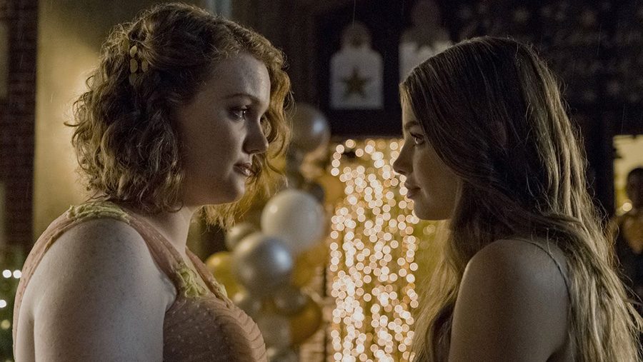 Sierra and Veronica talking, proving the “popular girls can’t be friends with losers” stereotype wrong. 