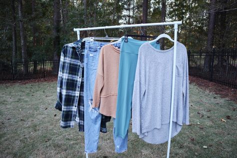 Achieving the perfect balance of comfortable and cute styles is essential for hangouts with your friends this fall. From flannels and mom jeans to bold leggings and sweaters, the outfit options are never-ending. 