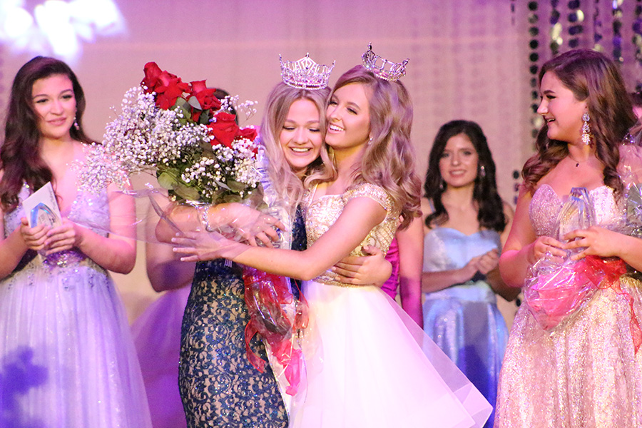 Former Miss Starr’s Mill Sydney Turnier 2019 hugs Erin Rogers, the newly crowned Miss Starr’s MIll. 