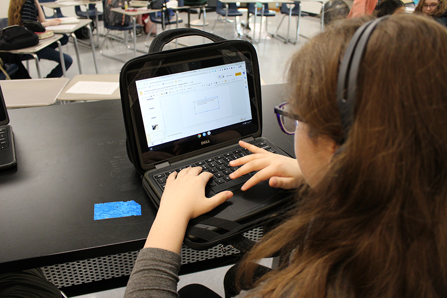 Freshman Maggie Wilson conducts research on a Chromebook in Dr. Bonnie Stanford’s 7th period Creative Writing class. AP seminar would have been based on student learning and research on the Chromebooks, but plans for the new course fell through after not enough students chose to take new AP.