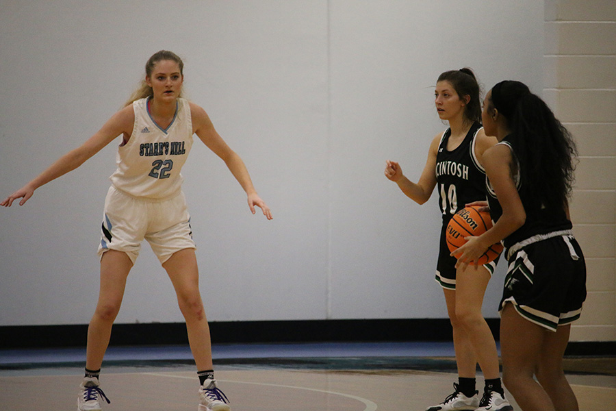 Junior+Jacklyn+Hester+guards+the+basket.+On+Jan.+16%2C+Hester+scored+20+points+against+McIntosh%2C+which+included+hitting+her+1%2C000th+point.+She%E2%80%99s+the+fifth+player+and+the+third+girl+to+achieve+the+accomplishment+in+Starr%E2%80%99s+Mill+history.