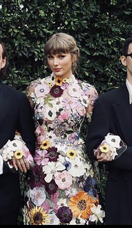We adore Taylor in this whole outfit. Her matching mask was not only protective but stylish as well.  She came in rocking a stunning flower-covered Oscar de la Renta dress that paired perfectly with her Christian Louboutin pink heels.