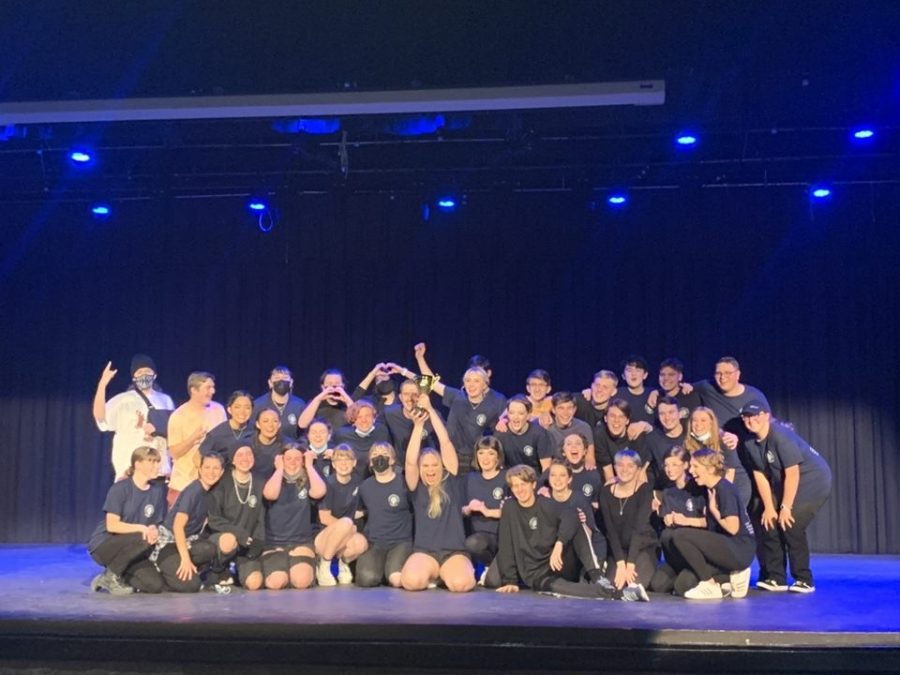 Starr%E2%80%99s+Mill+drama+department+celebrates+their+first+place+win+after+performing+%E2%80%9CThe+Great+Gatsby%E2%80%9D+in+the+GHSA+One-Act+region+competition.+%E2%80%9C%5BWinning+region%5D+means+the+absolute+world+to+me+because+I+just+love+this+cast+and+I+really+wanted+this+for+them%E2%80%A6+and+my+fellow+seniors%2C%E2%80%9D+senior+Olivia+Price%2C+who+played+Jordan+Baker%2C+said.