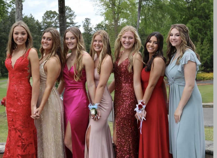 Starr’s Mill students pose in prom attire prior to attending last years parking lot prom. The upperclassmen this year are eagerly anticipating a normal prom like school years before. 