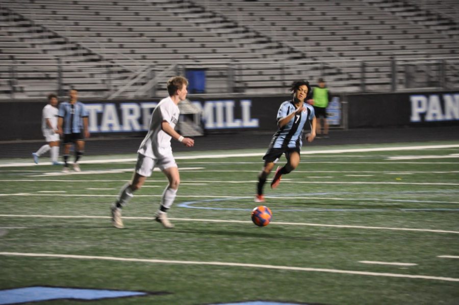 Senior Ricardo Leacock attempts to gain possession from a Northgate player. Starr’s Mill came out of the first region game of the season with a win.