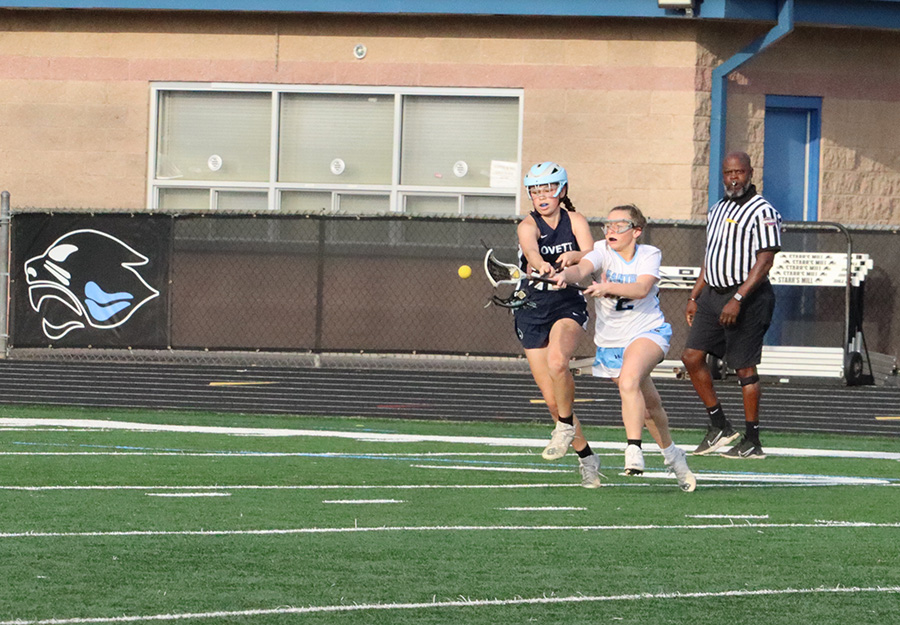 Two players fight for possession of the ball. Starr’s Mill utilized a quick lead and solid control of the draw to defeat Lovett 14-10. 