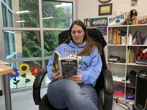 Keeping her Spanish skills fresh, world language teacher Shayne Thompson is currently reading “Harry Potter y la Piedra Filosofal” by J.K. Rowling. This novel explores friendship, adventure, and romance in an imaginary world where magic is real.