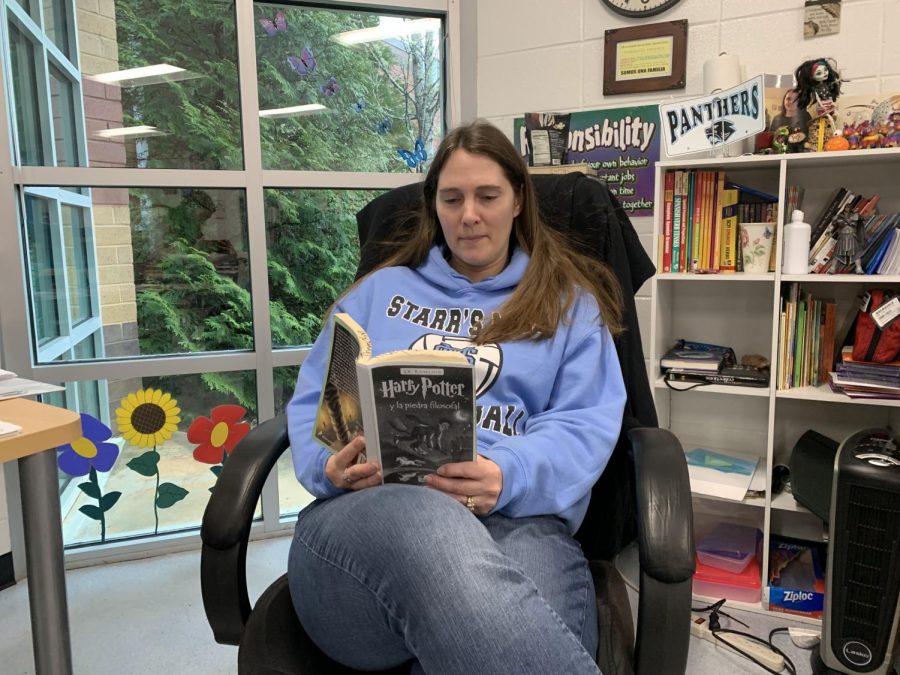 Keeping her Spanish skills fresh, world language teacher Shayne Thompson is currently reading “Harry Potter y la Piedra Filosofal” by J.K. Rowling. This novel explores friendship, adventure, and romance in an imaginary world where magic is real.