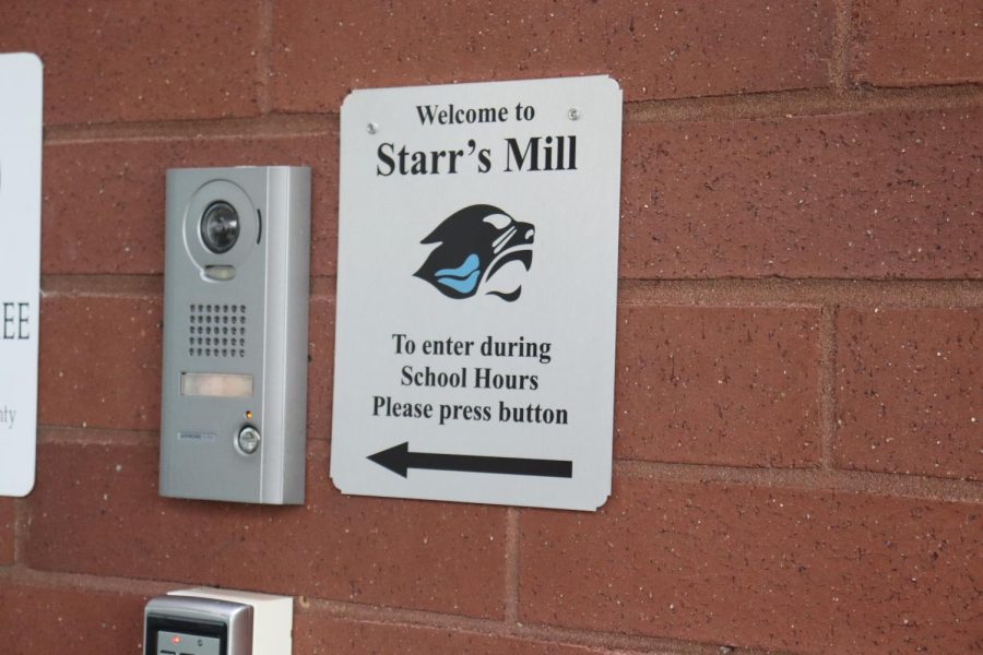 New+welcome+sign+posted+next+to+the+intercom+at+the+front+office.+This+year%2C+Principal+Allen+Leonard+wants+to+focus+on+getting+back+to+the+basics+of+learning+and+return+Starr%E2%80%99s+Mill+to+like+it+was+before+COVID-19.+