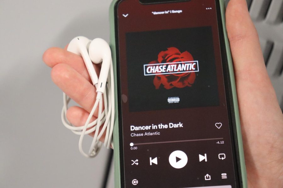 Junior Lexie Van Landeghem is listening to “Dancer in the Dark” by Chase Atlantic. This song describes the battles a girl faces with depression that ultimately ruins her relationship.