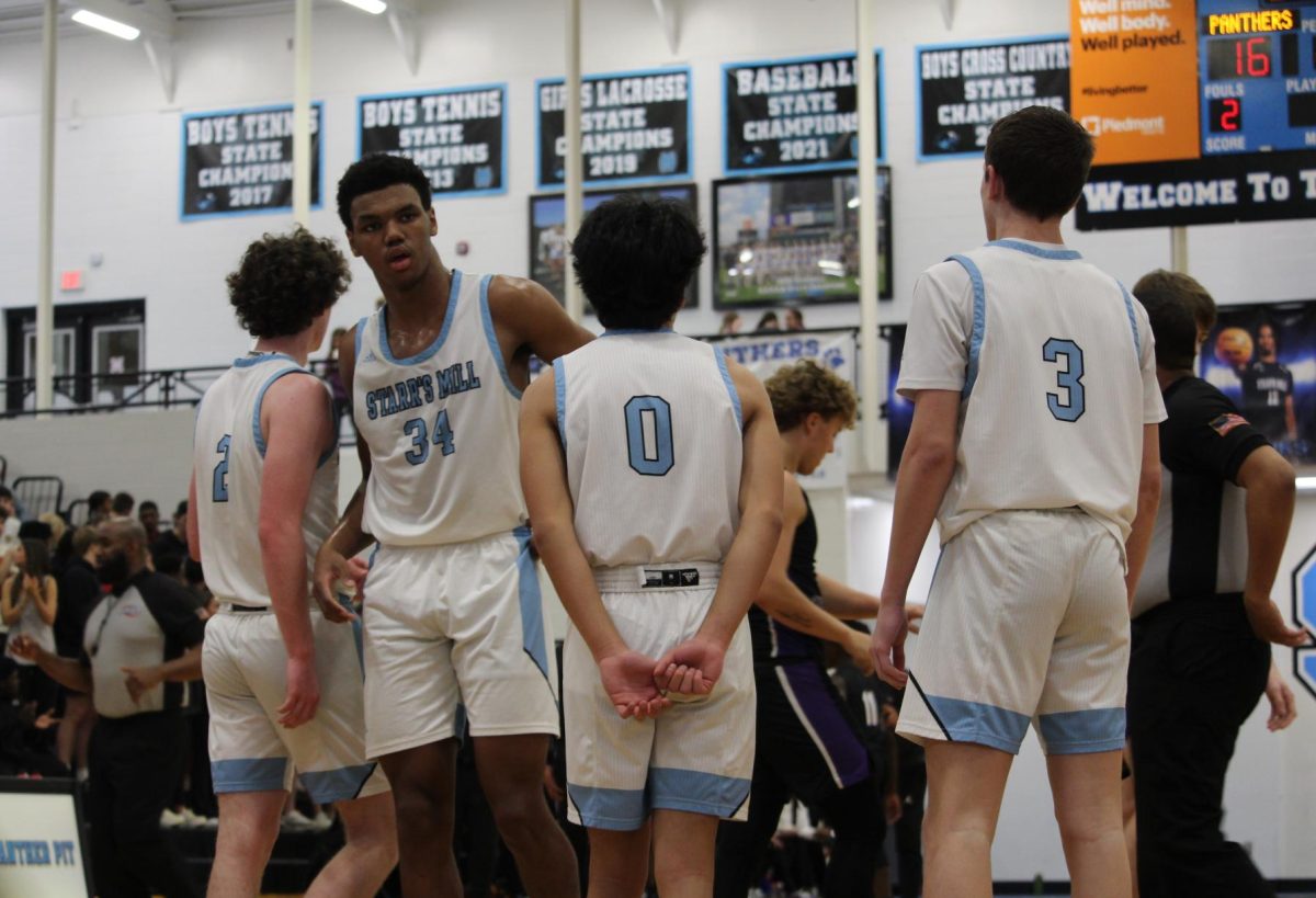 Varsity+boys+basketball+breaks+out+of+the+huddle.+Following+a+close+game%2C+Starr%E2%80%99s+Mill+lost+48-46.