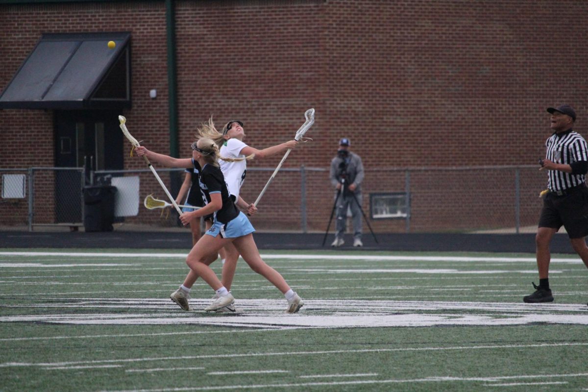 Sophomore+Anna+McFaddin+catches+the+ball+after+the+draw+in+the+first+half+of+the+game.+After+a+strong+second+quarter%2C+Starr%E2%80%99s+Mill+defeated+McIntosh%2C+10-7.