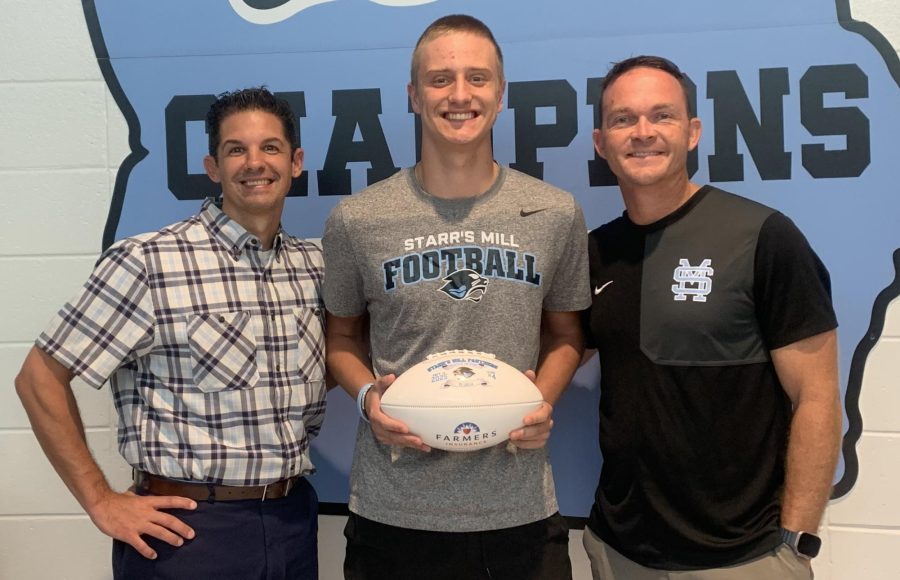 Junior football player Thomas Cochran is the seventh Player of the Week for the fall sports season. Football head coach David Cooper selected Cochran for his contributions on both offense and defense.